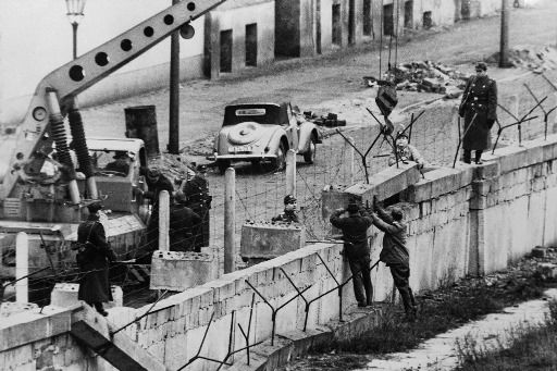 Berlini fal leomlása 25 év után - forrás: Népszava